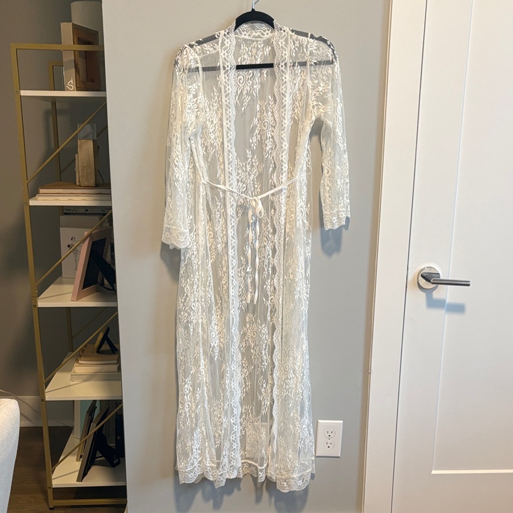 Elegant White Lace Robe